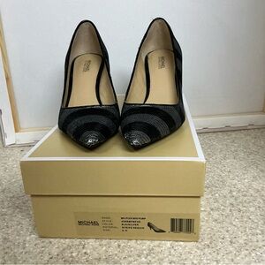 EUC. Michael Kors MK Flex Black Silver Sequin Stripe Pointed Toe Mid Heel
